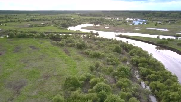 High-Speed moderne motorboot beweegt op Calm River bovenaanzicht — Stockvideo