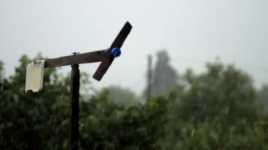 siyah yel değirmeni gri gökyüzü altında yağmurlu havalarda döner