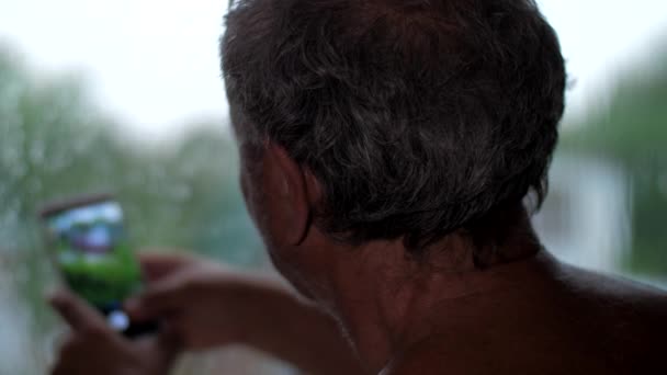 Personne âgée fait photo de jardin vert sous la pluie — Video