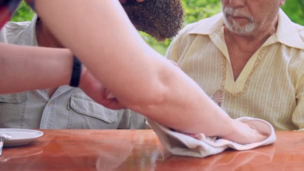 Cuidadores profissionais tomar ouriço e mesa limpa — Vídeo de Stock