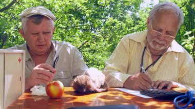 meslektaşım yazarken yaşlı vatandaş kirpi tutar