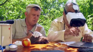 kulaklık yaşlı vatandaş gözlük ve türleri alır