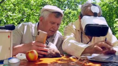 büyüteç ile yaşlı adam yaşlı üst yakın kirpi tutar