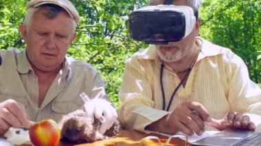 yaşlı vatandaş termometre ile kirpi sıcaklığı nı kontrol eder