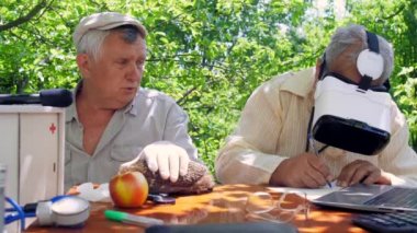 steril eldiven evcil hayvan kirpi akıllı telefon tutan üst düzey