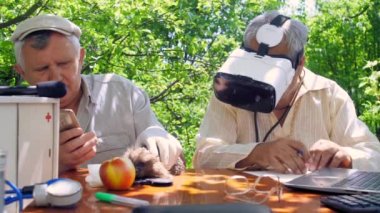 yaşlılar modern teknolojileri kullanarak kirpi incelemek