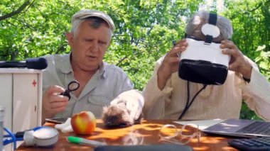 yaşlı vatandaş modern kulaklık alır ve kirpi bakar