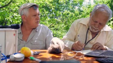 yaşlı adam el ile meslektaşı ve evcil kirpi için konuşuyor