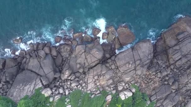 Büyük gri taşlar ve sallanan okyanus ile pitoresk doğa — Stok video