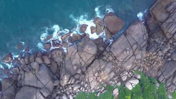 Costa oceânica com ondas e rochas e mulher praticando ioga — Vídeo de Stock