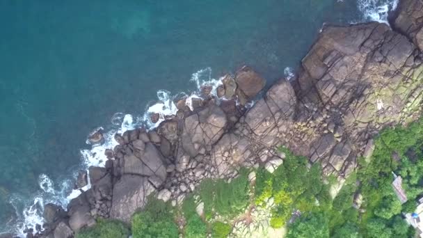 无边无际的绿松石海浪拍打着大灰色的石头 — 图库视频影像