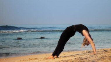 siyah eşofman lı sarışın kız yoga poz tekerleği meditasyon