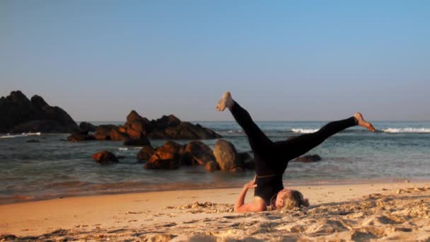 Mince femme en noir survêtement pratiques avancé bouleau pose — Video