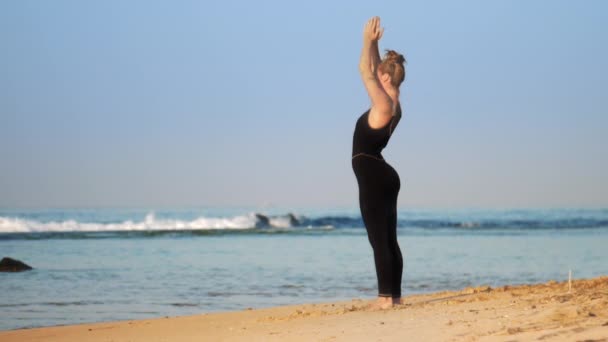 Deportista dama en negro chándal hace ejercicios de yoga de respiración — Vídeo de stock