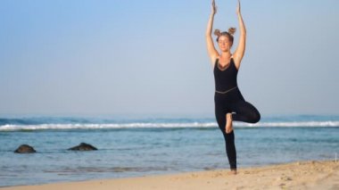 siyah spor giyim uygulamaları kadın gelişmiş yoga ağaç poz