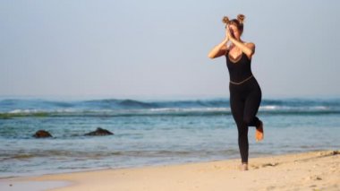 uzay çörekler ile ince kız gelişmiş yoga savaşçı poz yok