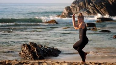 siyah eşofman uygulamaları yoga spor kadın kartal poz
