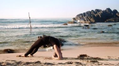 ince kız yoga iki ayak personel bakan yukarı poz yok