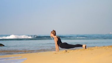 kız değişiklikleri yoga aşağı bakan köpek poz kobra poz