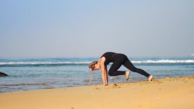 siyah eşofman uygulamaları yoga bölünmüş köpek poz kadın