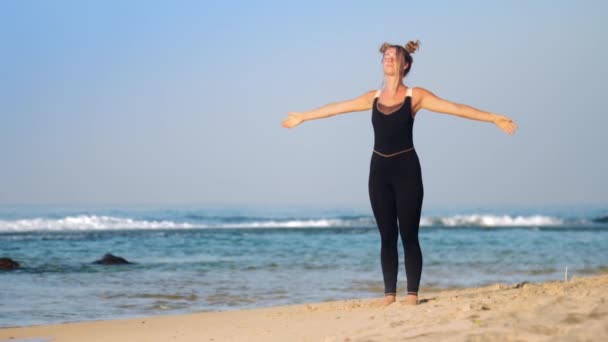 Mooi meisje doet Pranayama oefeningen op zonovergoten strand — Stockvideo