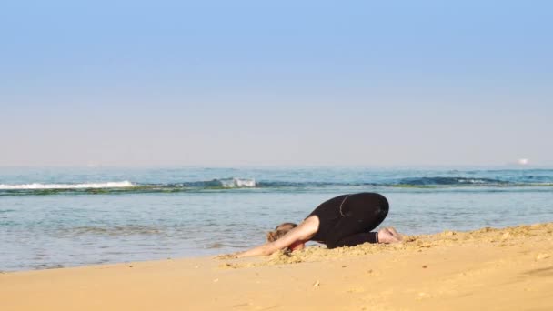 Mooie vrouw met ruimte broodjes mediteert in yoga pose kind — Stockvideo