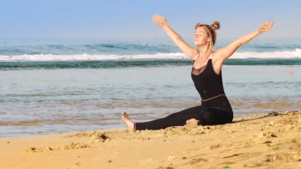 Magnifique blonde dame fait étirement sur la plage dorée ensoleillée — Video