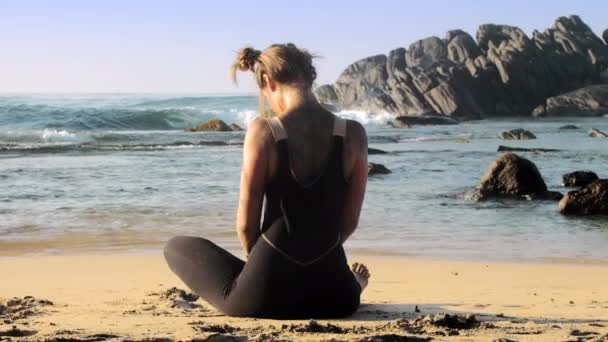 Vacker dam mediterar på sandstrand mot havet — Stockvideo