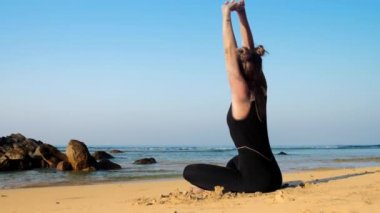 bayan geri kumlu plajda elleri ile uzanır