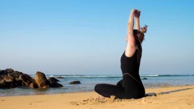 bayan okyanusa karşı yoga egzersizleri pratik geri uzanır