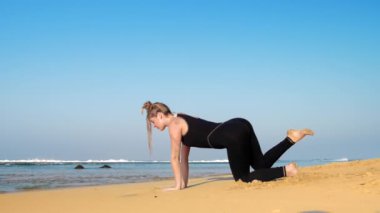 sonsuz mavi okyanusta çekici genç kadın egzersizleri