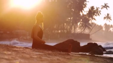 eşofman güzel bayan yavaş yavaş meditasyon ellerini kaldırır