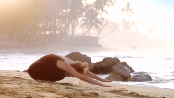 Величезна дама рухається руками на жовтому мокрій піщаному пляжі — стокове відео