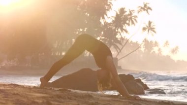 yoga poz eşofman silueti heyecan verici kız virajlı
