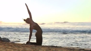 kız sonsuz okyanusa karşı sarı kumlu plajda meditasyon