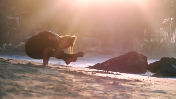 年轻的美丽女人站在手靠近海洋和石头 — 图库视频影像