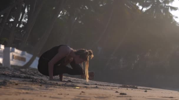 Giovane donna medita in piedi sulle mani in posa yoga — Video Stock