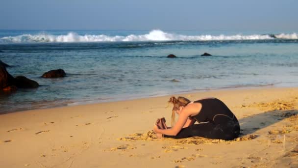 Dame éclairée par le soleil du matin s'étend près du bâton d'encens — Video