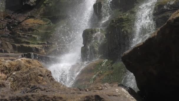 Мальовничий водоспад в оточенні коричневих скелястих скель — стокове відео