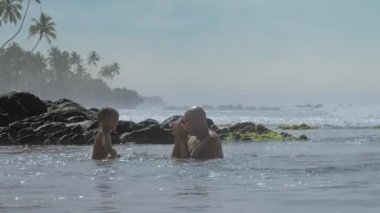 baba ve oğul ailesi ocean bay yavaş hareket eğlenceli