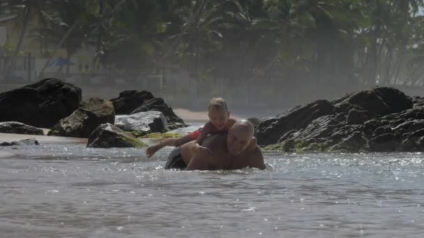 Papa speelt met gelukkige kleine zoon rusten in kalm Ocean Bay — Stockvideo