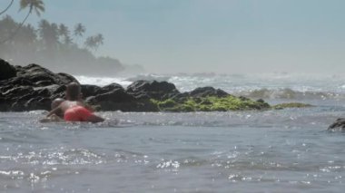 baba taşlar okyanusta geri sevimli çocuk ile yüzer