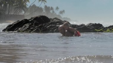 çocuk tatil de sakin okyanus koyunda oynarken geri baba sürmek