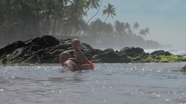 Padre nada con su pequeño hijo en el agua tibia del océano — Vídeos de Stock