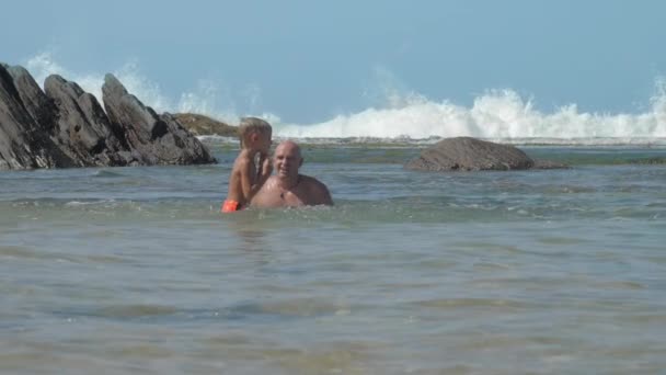 Familia de niño y padre se divierte salpicando agua de mar limpia — Vídeos de Stock