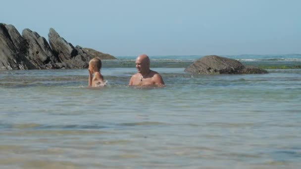 Homme heureux passe du temps avec petit fils dans la baie de mer azur — Video