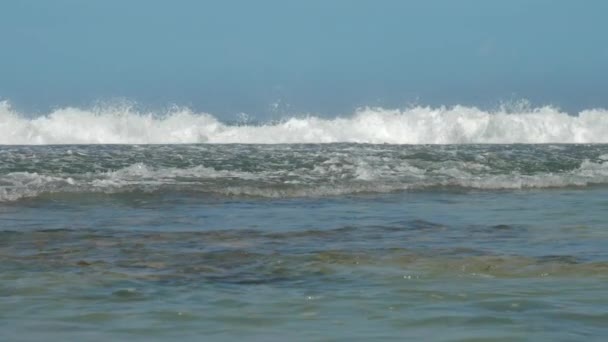 Морской пейзаж с большими волнами и ясным голубым небом в солнечный день — стоковое видео