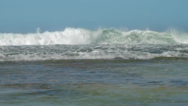 Ondas oceânicas incríveis com rolo de espuma contra céu azul claro — Vídeo de Stock