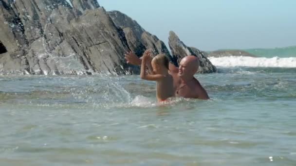 Οικογένεια του μπαμπά και του γιου βρίσκεται στο ωκεανό κόλπος την ηλιόλουστη μέρα — Αρχείο Βίντεο