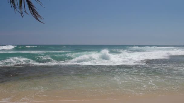 Océano azul con olas onduladas contra el cielo azul cámara lenta — Vídeos de Stock